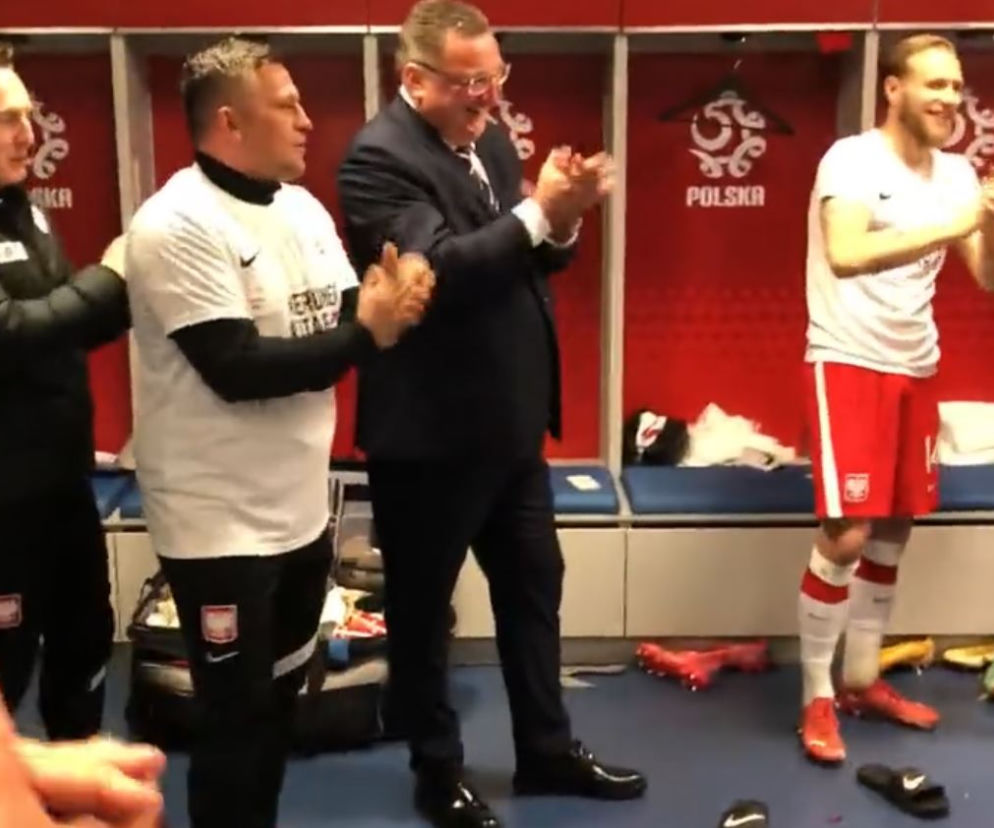 Tak piłkarze podziękowali trenerowi! Zobacz, jak cieszą się z awansu na mundial! ZOBACZ ZDJĘCIA I WIDEO! 
