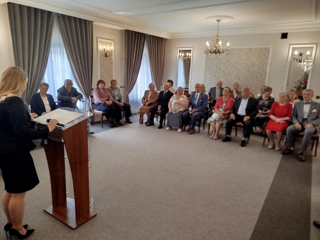 Pamiątkowe medale, legitymacje i kwiaty z okazji 50-lecia pożycia małżeńskiego odebrało w Siedlcach osiem par