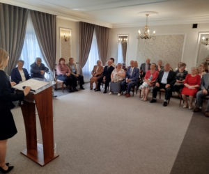Pamiątkowe medale, legitymacje i kwiaty z okazji 50-lecia pożycia małżeńskiego odebrało w Siedlcach osiem par