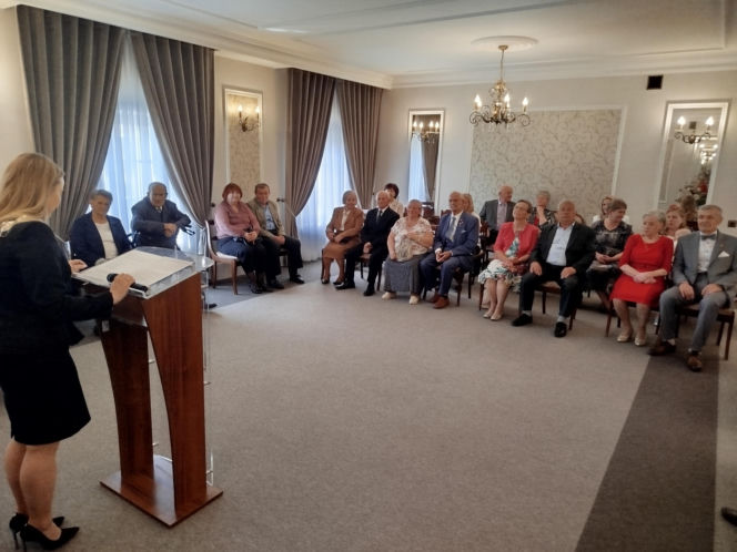 Pamiątkowe medale, legitymacje i kwiaty z okazji 50-lecia pożycia małżeńskiego odebrało w Siedlcach osiem par