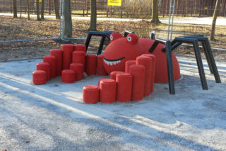 Statek w naprawie, pająk już jest. Trwa modernizacja placu zabaw w Parku Tysiąclecia w Lesznie [ZDJĘCIA]