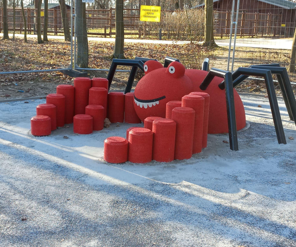 Statek w naprawie, pająk już jest. Trwa modernizacja placu zabaw w Parku Tysiąclecia w Lesznie