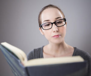 QUIZ. Co oznaczają te związki frazeologiczne? Nie rzucaj grochem o ścianę, tylko idź jak w dym!