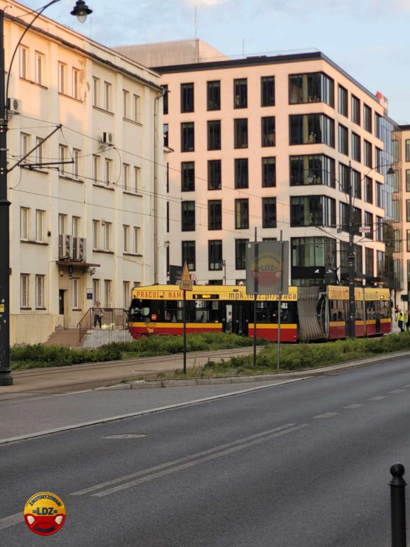 Łódź. Tramwaj wykoleił się po zderzeniu z autem. Zatrzymał się kilkanaście centymetrów przed budynkiem