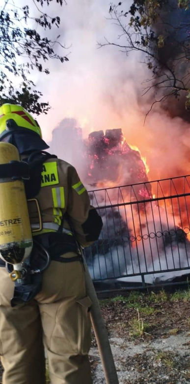 Potężny pożar w Cichoradzu pod Toruniem. Zdjęcia z akcji strażaków 