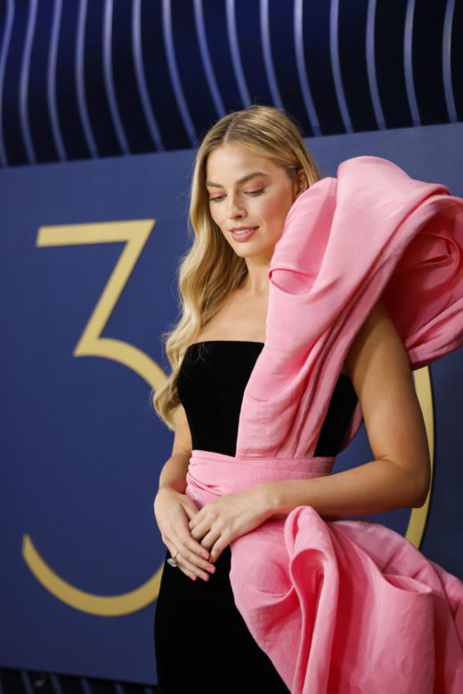 Gala SAG Awards 2024. Margot Robbie zachwyciła manicure w stylu "jelly pink nails" [ZDJĘCIA]