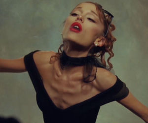 Ariana Grande w teledysku do petal