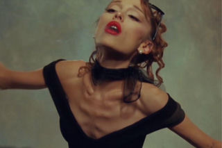 Ariana Grande w teledysku do petal