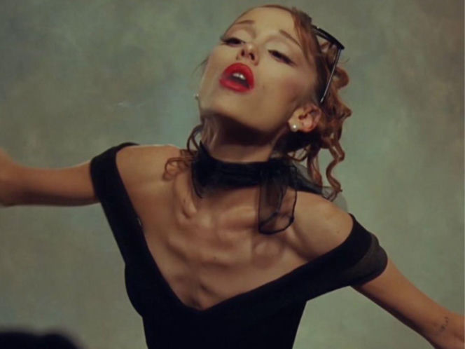 Ariana Grande w teledysku do "petal"