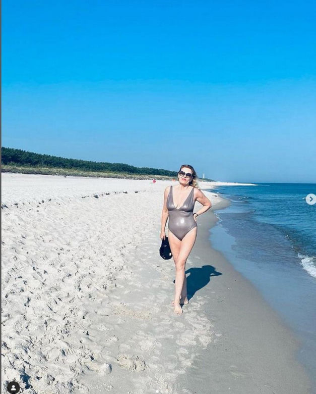 Grażyna Szapołowska na plaży w Juracie