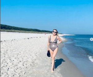 Grażyna Szapołowska na plaży w Juracie