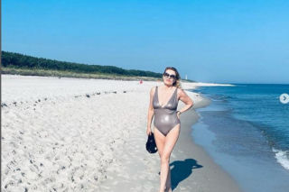 Grażyna Szapołowska na plaży w Juracie