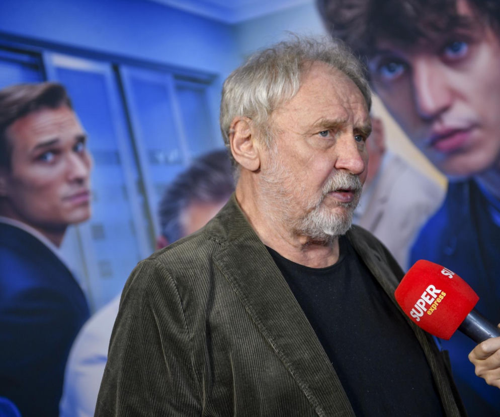 Aktor Andrzej Grabowski podczas wywiadu dla Super Expressu. W tle plakaty filmowe. O polskim kinie przeczytasz na SE.