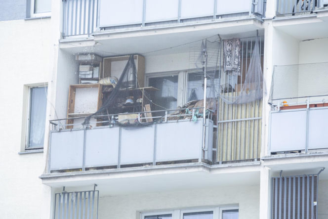 Śmieci, smród i strach na Gocławiu. Sąsiad zbieracz terroryzuje mieszkańców. "On potrzebuje pomocy"