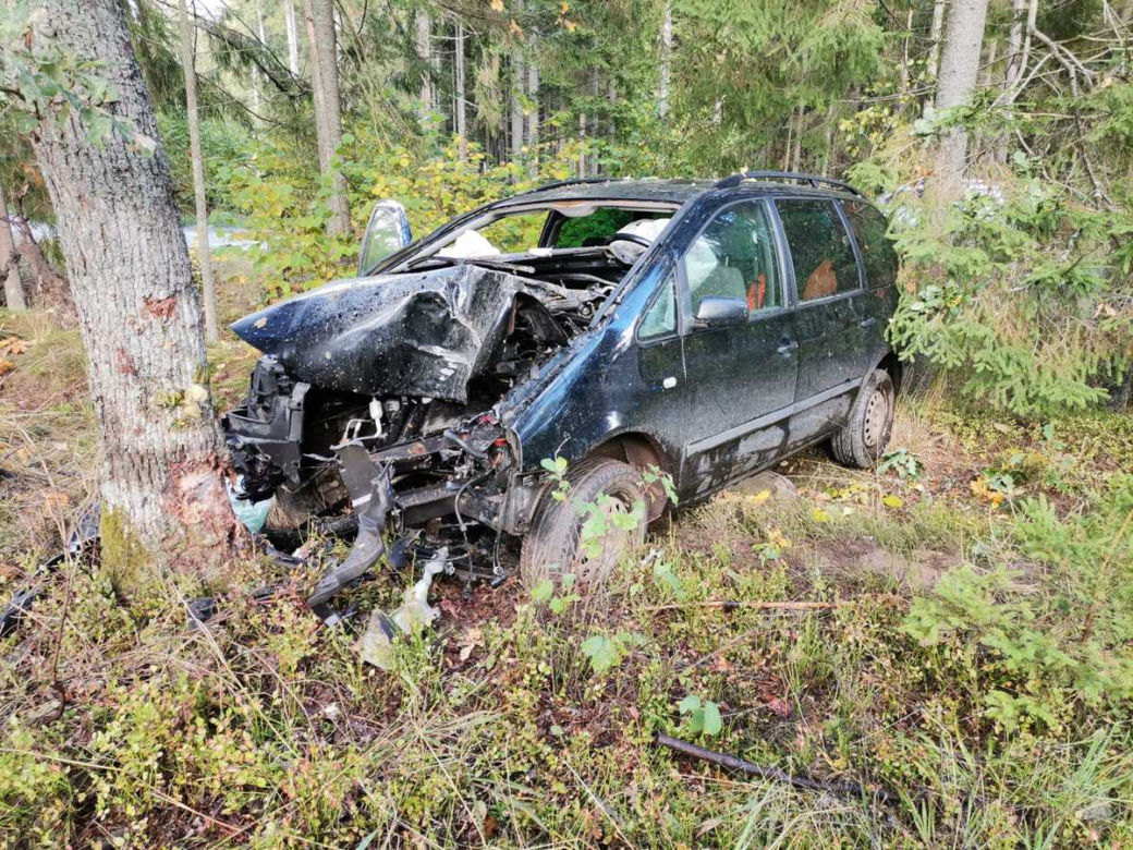 Śmiertelny wypadek między Baniami Mazurskimi i Rapą. Auto uderzyło w drzewo [ZDJĘCIA]