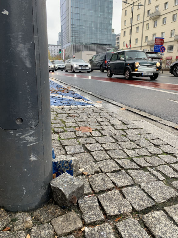 Warszawa przed Marszem Niepodległości 2022. Po ulicach wala się niezabezpieczona kostka brukowa