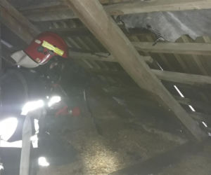 Miłkowice-Maćki. Strażacy wyjeżdżali trzy razy do pożaru domu. Sprawą zajęła się policja