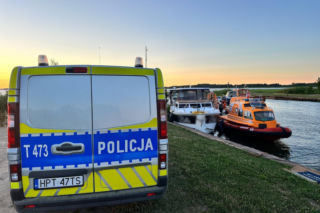 Pijany tatuś zasnął za sterem, na pokładzie była trójka przerażonych dzieci. Po zatrzymaniu pobił policjanta