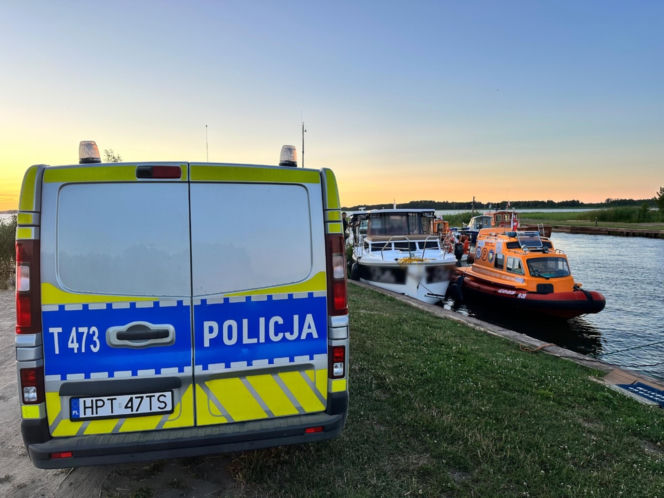 Pijany ojciec zasnął za sterem. Na łodzi była trójka małych dzieci. Przerażone nie mogły go dobudzić