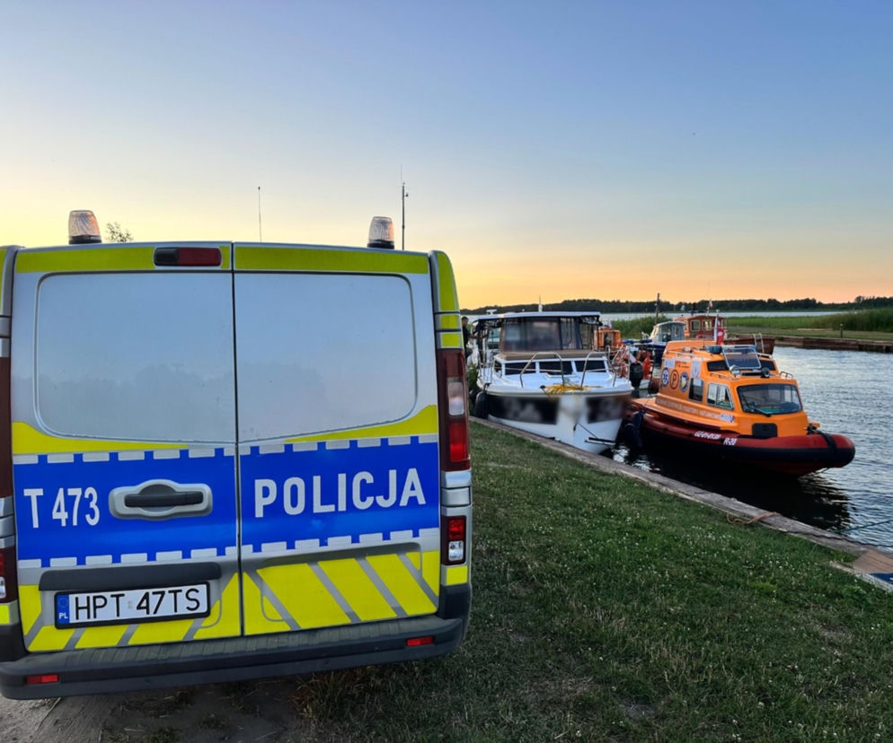 Pijany tatuś zasnął za sterem, na pokładzie była trójka przerażonych dzieci. Po zatrzymaniu pobił policjanta