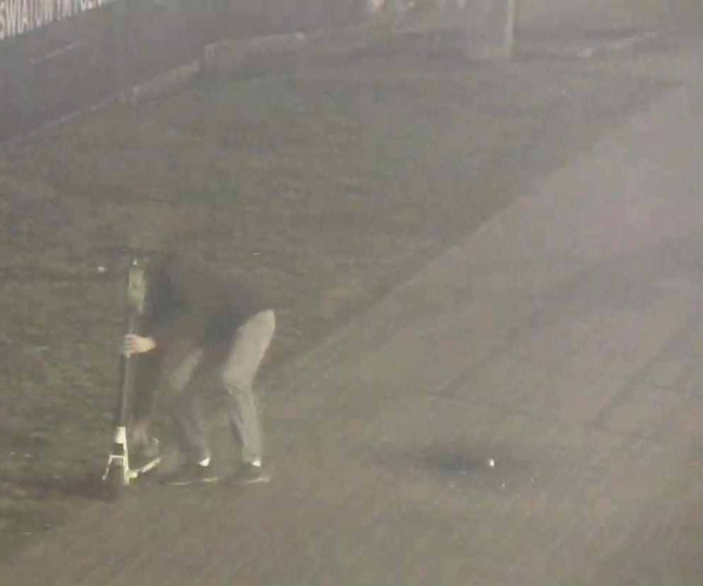 Bydgoszcz: Pokazał środkowy palec i oddał mocz na moście! Wszystko się nagrało