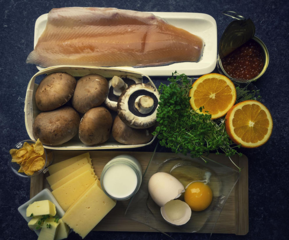 6 produktów bogatych w melatoninę, które mogą wspierać lepszy sen. Wiele osób ma je w swojej kuchni