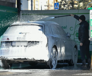 Robert Więckiewicz myje samochód