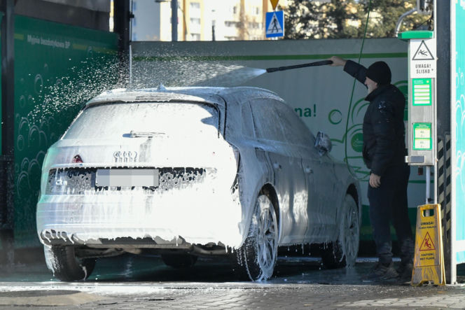 Robert Więckiewicz myje samochód