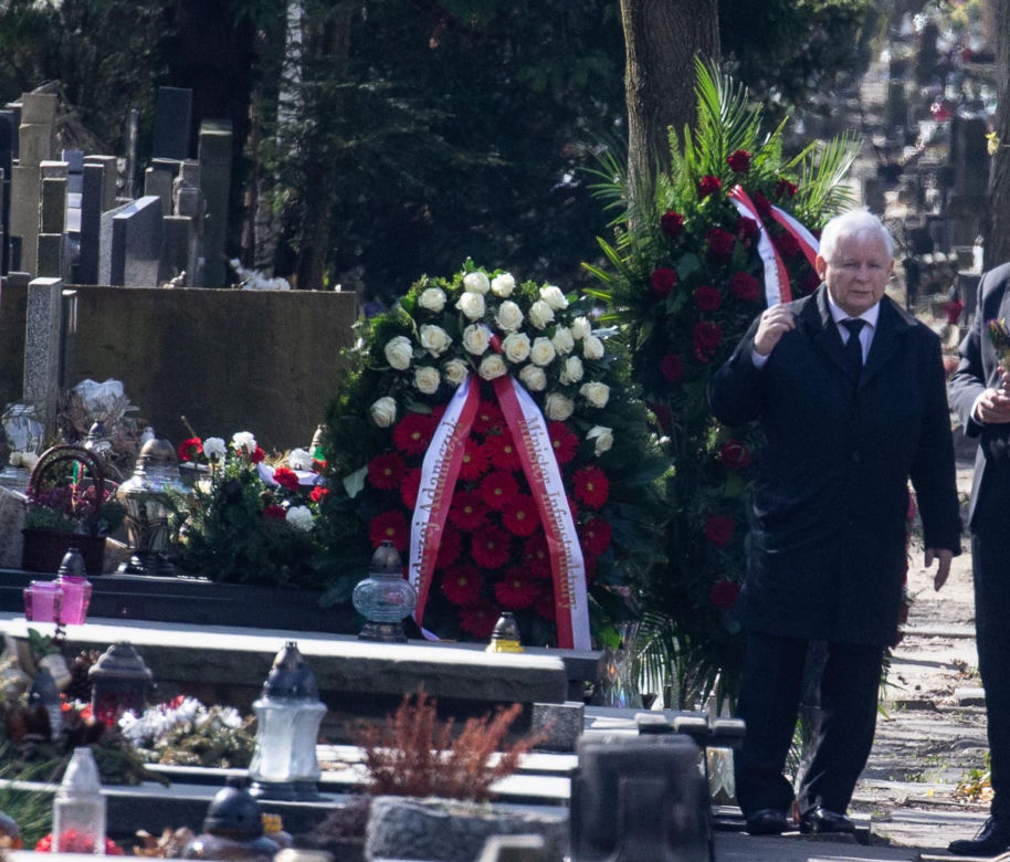 Kaczyński na grobie ukochanej mamy