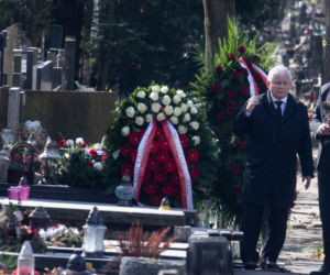 Kaczyński na grobie ukochanej mamy
