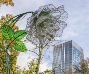 Magiczny Park Światła w centrum Warszawy. Niezwykłe kwiaty rozbłysną przy Pałacu Kultury