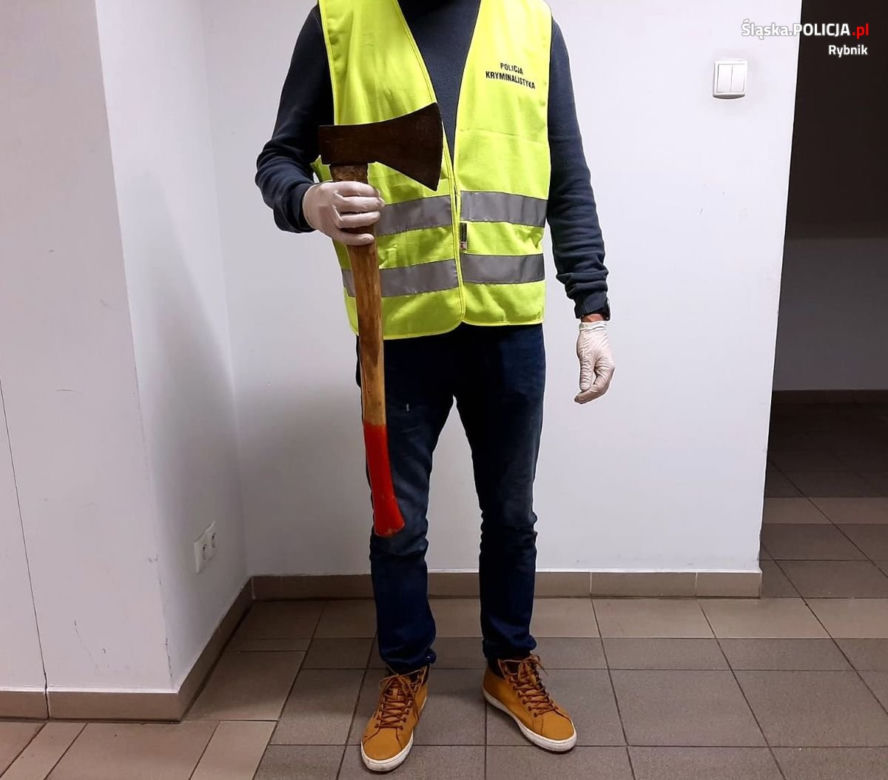 Próbował zabić policjantów? Rzucił się na nich z siekierą