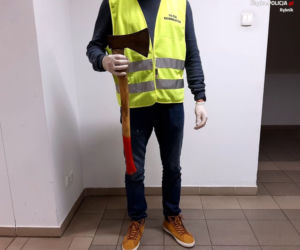 Próbował zabić policjantów? Rzucił się na nich z siekierą