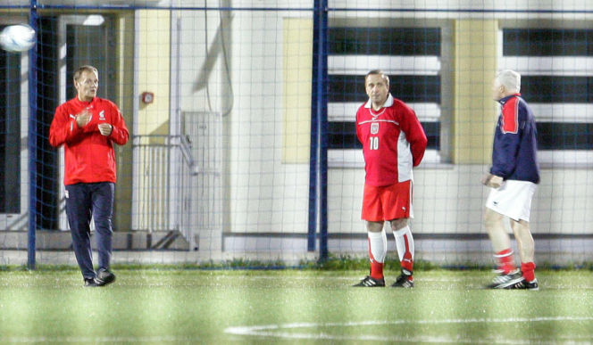 Donald Tusk gra w piłkę