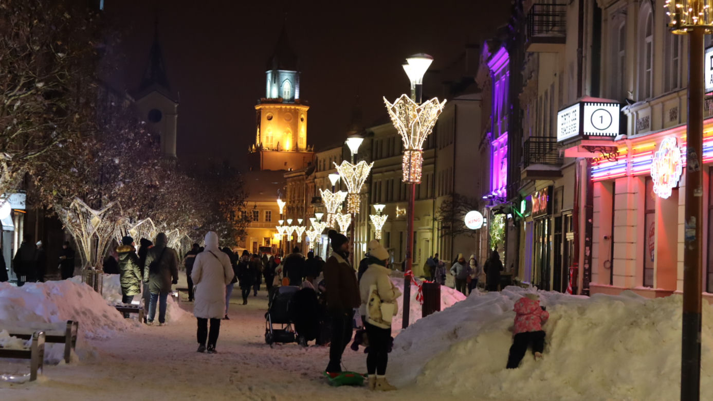 Lublin wieczorową porą. W mieście świąteczne ozdoby i hałdy śniegu. Zobacz zdjęcia!