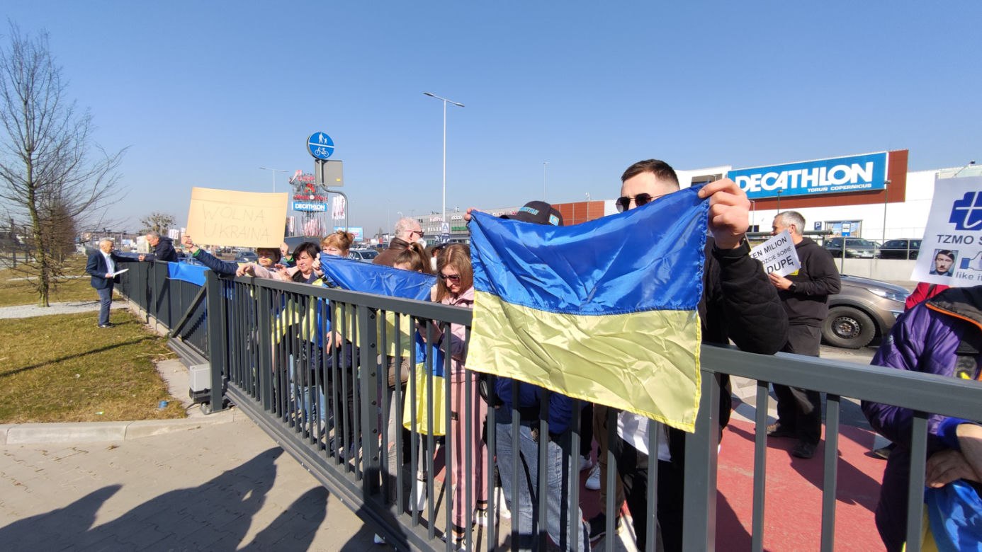 Protest pod siedzibą TZMO. Co dalej z Toruńskimi Zakładami Materiałów Opatrunkowych w Rosji?