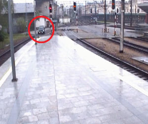 Tego jeszcze nie było! Pijany w sztok wjechał autem... na peron Dworca Głównego!