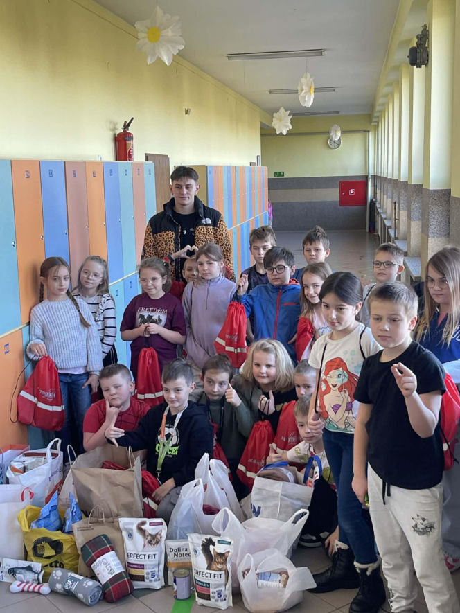 Rekord pobity! Ponad 400 kg karmy zebrane w akcji TikTokera dla schroniska w Ostrowie