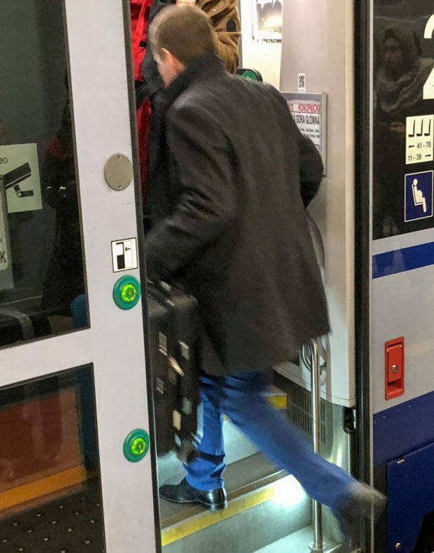 Tak całuje wiceminister Andruszkiewicz na dworcu