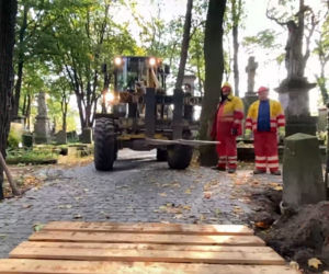 Tramwajarze weszli na Powązki. Co oni tam robili?