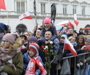 Andrzej Duda pod pomnikiem Józefa Piłsudskiego położył tylko dwie róże 