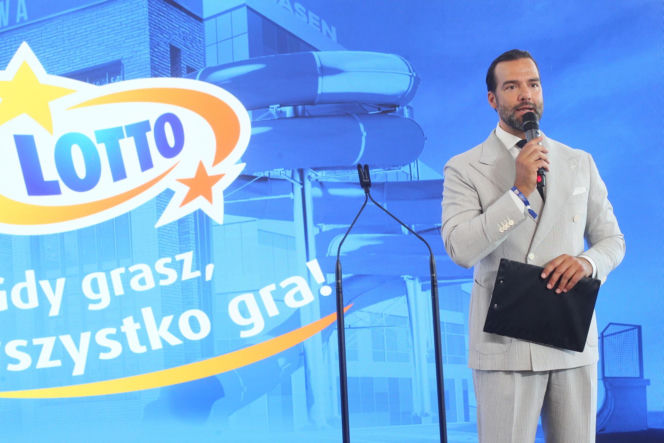 Ponad 7 mln zł dla lokalnych projektów. Na Służewcu wręczono czeki laureatom programu „Sportowo Kulturalnie Lokalnie”.