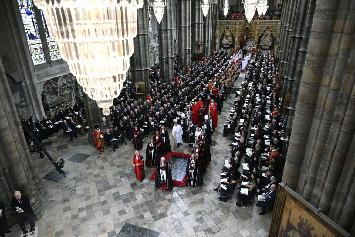 Trumna z Królową przybyła do Westminsteru