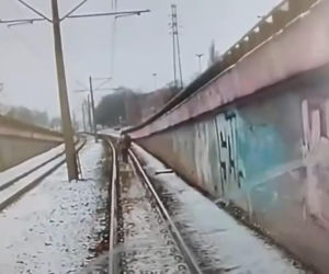 Obraziła się na motorniczego i zablokowała ruch! Usiadła na torach, wstała i zaczęła iść przed tramwajem