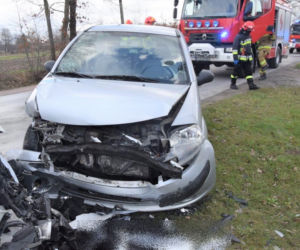 Znak drogowy wbił się w szybę  autobusu!