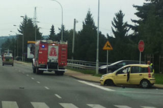 Rzeszów: wypadek na ul Sikorskiego. Fiat dachował. Zablokowana droga do Tyczyna