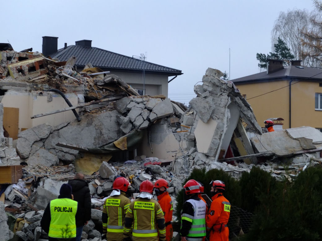 ZGINĘLI WE ŚNIE. POTĘŻNA EKSPLOZJA GAZU ZABIŁA HENRYKA I BARBARĘ. OCALAŁ JEDYNIE NICH KOT