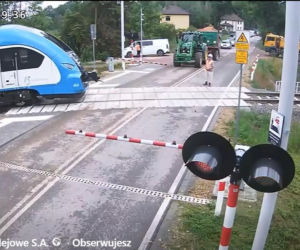 Wjechał ciągnikiem na tory mimo czerwonego światła. Kamera uchwyciła wszystko