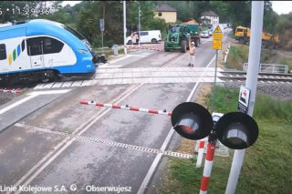 Wjechał ciągnikiem na tory mimo czerwonego światła. Kamera uchwyciła wszystko