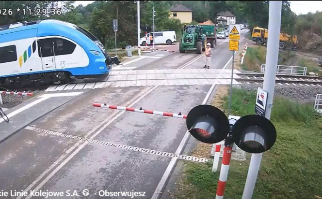 Wjechał ciągnikiem na tory mimo czerwonego światła. Kamera uchwyciła wszystko